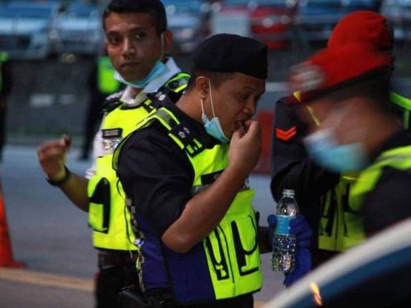 Nik Ezanee berbuka puasa bersama anggota-anggota PDRM sewaktu bertugas melakukan sekatan jalan raya.