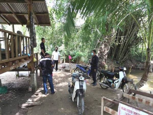 Pemeriksaan awal mengesan tiga motosikal diletakkan berhampiran dangau dipercayai milik kumpulan lelaki itu. Foto: PDRM Lenggong Perak.
