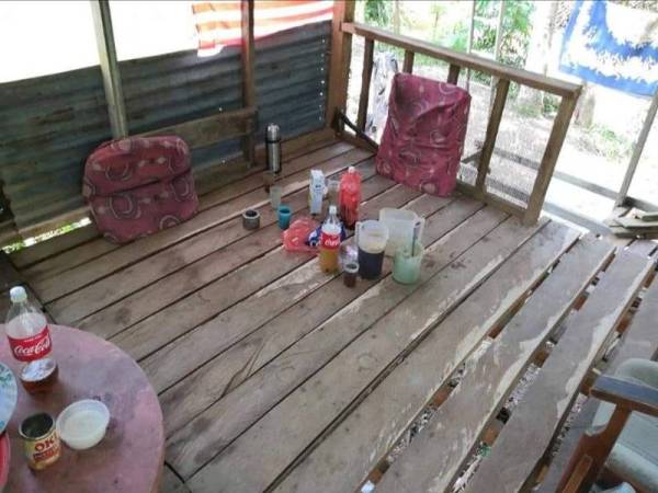 Beberapa botol serta jug yang berisi air ketum di tinggalkan di lokasi serbuan. Foto: PDRM Lenggong Perak.