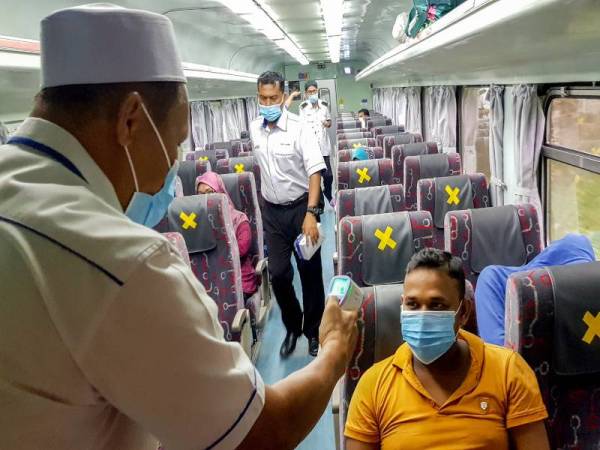 Tren yang dinamakan 'Shuttle Timur' ini mematuhi Prosedur Operasi Standard (SOP) sepanjang PKPB. Foto: Bernama