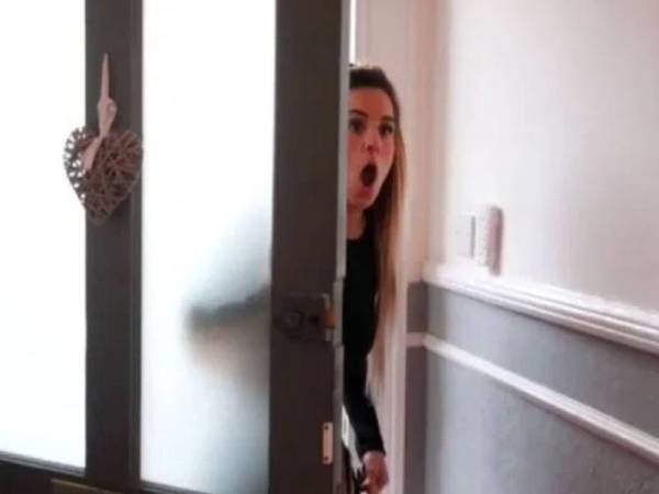 Sarah terkejut setelah melihat rumahnya dipenuhi bola-bola plastik. - Foto Metro.co.uk