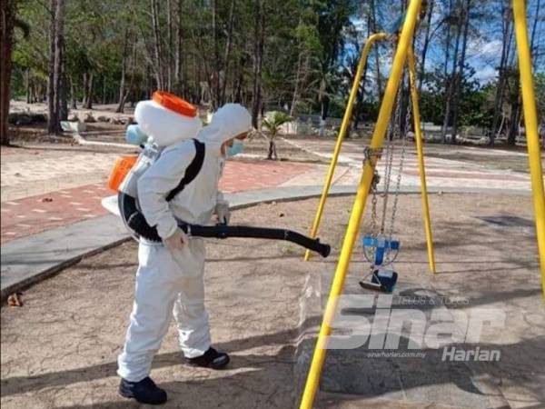 Proses nyah cemar juga dilakukan di taman awam.