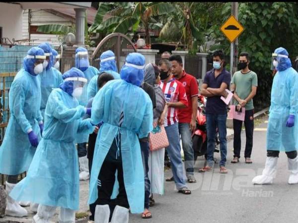Antara wargas asing yang diperiksa dalam operasi Imigresen di sekitar Pasar Jalan Othman.