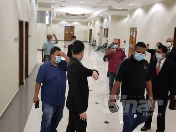 Tiga rakan tidak mengaku bersalah di Mahkamah Sesyen Kuantan atas tuduhan menipu dan memperdaya seorang lelaki membabitkan tawaran pajakan tanah kelapa sawit di Sungai Chebarang, Telang, Kuala Lipis tahun lalu. 