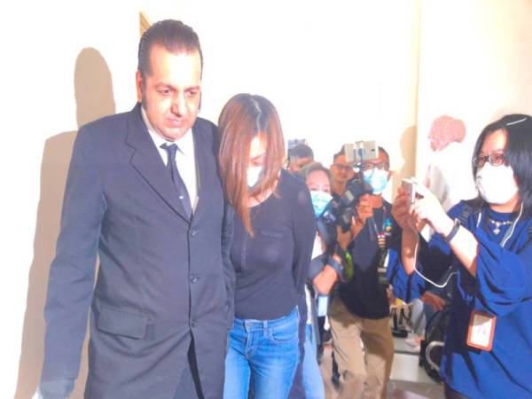 Poh King diiring Suraj (kiri) selepas mengaku tidak bersalah di Mahkamah Majistret Petaling Jaya di sini hari ini.