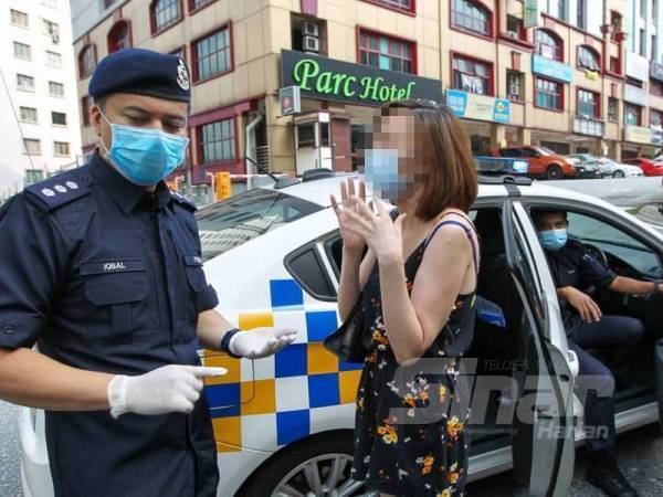 Tong Poh Kim, 44, ketika ditahan selepas mengeluarkan kata-kata 'idiot' (bodoh) terhadap Koperal, Izuan Hasim Nor Hamzah pada 31 Mac lepas.