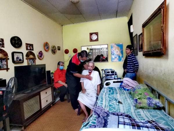 Baharudin membuat rawatan tetapi kinda dan saraf kepada Amran di rumah sewanya di Taman Matahari Height, Senawang.