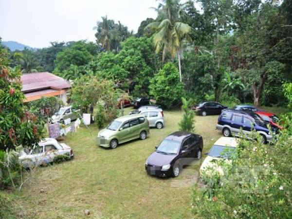 Kenderaan yang banyak diparkir di laman atau luar rumah boleh menjadi 'sasaran' pemeriksaan oleh polis. - Foto Siti Shahrosamirah Shaharman 