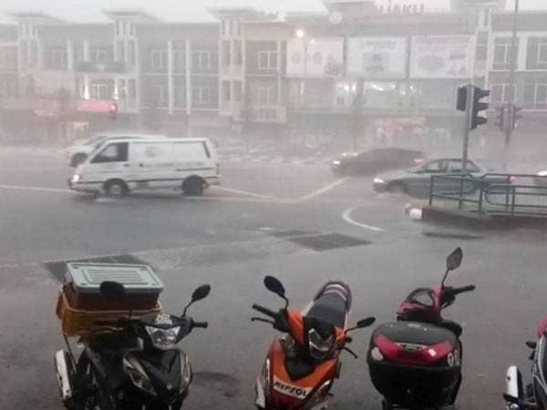 Hujan batu muncul selepas angin kencang sebelum disusuli hujan lebat.