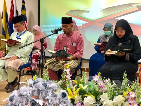 Dr Selasawati (kanan) khatam al-Quran bersama Pegawai Hal Ehwal Islam HRPZ II, Ustaz Mohd Zulkifli Mat Hussin (tengah); Timbalan Pengarah Pengurusan HRPZ II, Azman Ismail dan kakitangan HRPZ II hari ini.