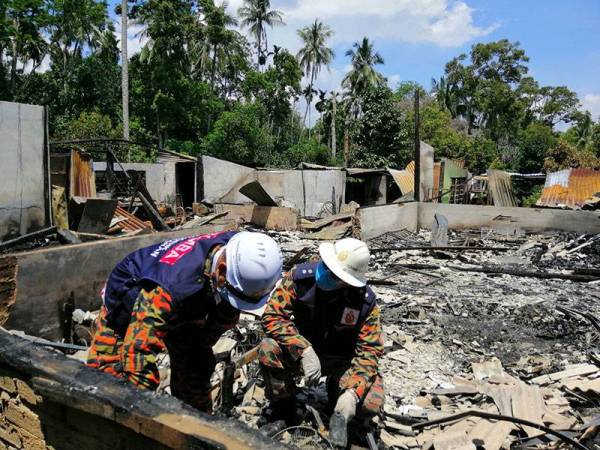 Anggota forensik Jabatan Bomba dan Penyelamat Malaysia (JBPM) Perak ketika menjalankan siasatan di lokasi kejadian.