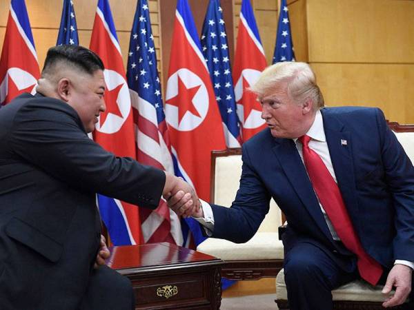 Trump bertemu Jong-un buat kali kedua di Zon Bebas Tentera (DMZ) pada September 2019 selepas pertemuan bersejarah mereka di Singapura pada Jun 2018. - Foto Agensi