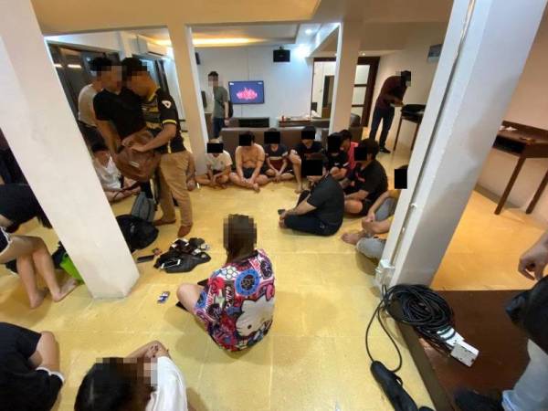 Seramai 34 individu ditahan kerana melakukan parti liar di sebuah rumah inap desa di Senai, Kulai kelmarin.