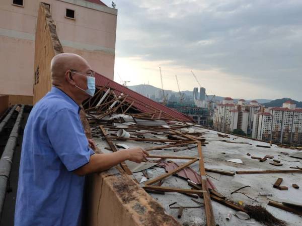 Nor Hisham meninjau kerosakan bumbung di PPR Air Panas susulan hujan lebat semalam.