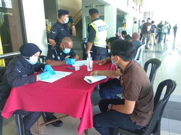 Salah seorang pemohon sedang menghadiri proses temu bual oleh pegawai polis.