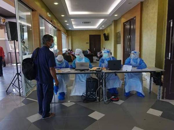 Pihak KKM menjalankan sarngan ke atas peniaga dan pekerja di Pasar Kajang. Foto: Ihsan FB MPKj