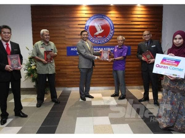 Timbalan Pengerusi Kumpulan Karangkraf, Datuk Mohd Nasir Hamzah (tiga dari kanan) menyampaikan 2m000 naskhah al-Quran yang diwakafkan kepada Ketua Pengarah AADK, Datuk Seri Zulkiflie hari ini. - FOTO SINAR HARIAN /ASRIL ASWANDI SHUKOR.
