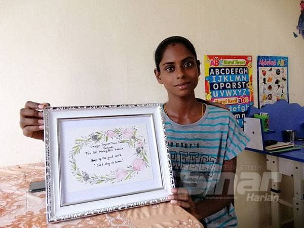 S Pavithra menunjukkan ucapan tahniah yang diterima daripada Perdana Menteri, Tan Sri Muhyiddin Yassin.