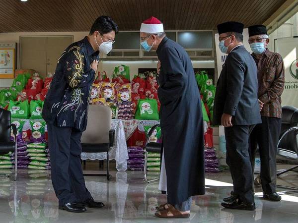 Dr Zulkifli Mohamad Al-Bakri menyambut Duta Besar China ke Malaysia Bai Tian secara norma baharu hadir pada Majlis Penyampaian Sumbangan Kedutaan Besar China kepada JAWI Food Bank di Jabatan Agama Islam Wilayah Persekutuan hari ini. - Foto Bernama