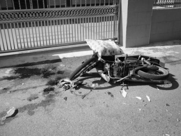 Orang awam menjumpai pasangan suami isteri dalam keadaan berlumuran darah di hadapan pagar sebuah kuil di Kampung Chuang, Rasa semalam.