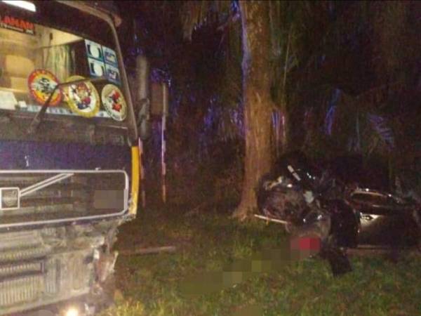 Keadaan lori dan kereta dinaiki lima sekeluarga selepas terbabit dalam kemalangan melibatkan empat kenderaan di Kilometer 145 Jalan Kuala Lumpur-Kuantan malam tadi. 