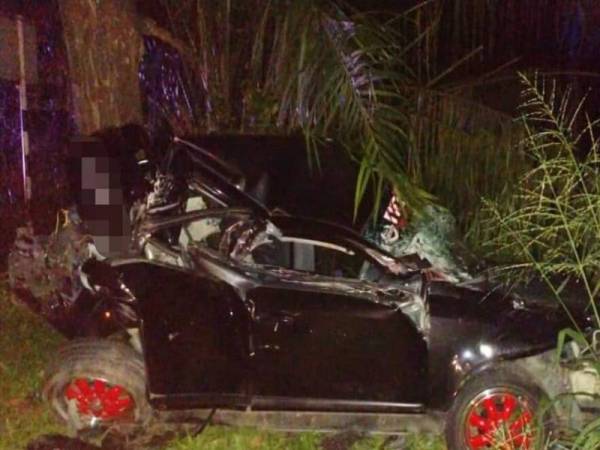 Keadaan salah sebuah kereta selepas terbabit kemalangan melibatkan empat kenderaan di Kilometer 145 Jalan Kuala Lumpur-Kuantan malam tadi. - Foto JBPM 