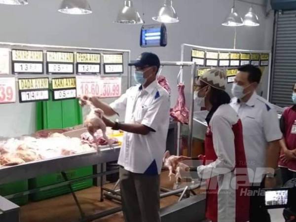 Rosol (kiri) meninjau harga ayam di Pasaraya Sabasun, Ajil