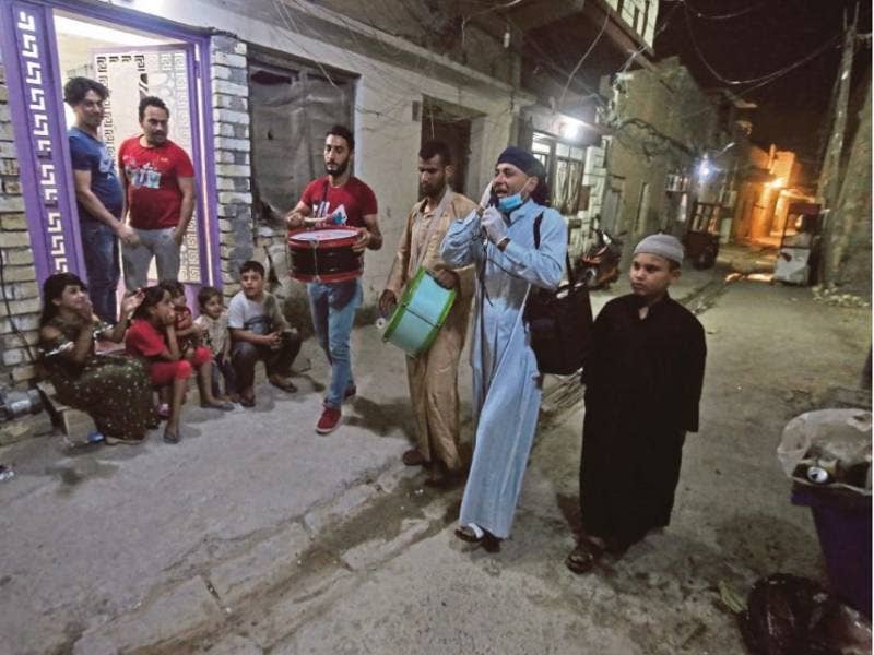 Sayyed mengejutkan penduduk untuk bersahur. - Foto AFP