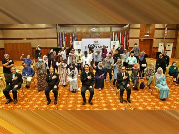 Noor Hisham bergambar bersama pertugas media pada sidang media di sini hari ini.