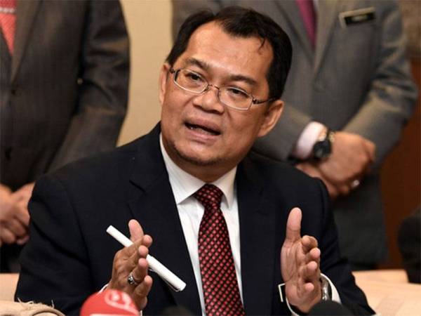 Tular satu memo daripada Nik Azman yang mengesahkan beliau positif Covid-19 dan diarahkan menjalani kuarantin di hospital.