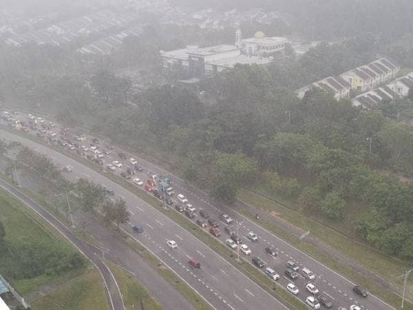Puluhan kenderaan terkandas apabila banjir kilat melanda kawasan Persiaran Timur di sini tadi.