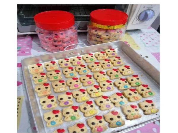 Antara biskut raya Hello Kitty yang siap dimasak dan sedia untuk diisi ke dalam bekas untuk dijual kepada pelanggan.