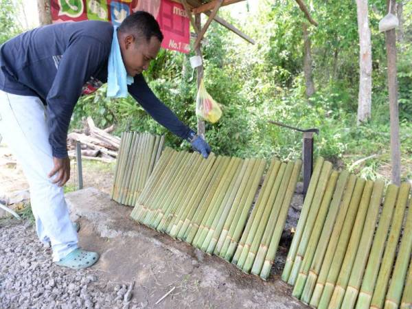 Muhamad Azmi perlu menyediakan kira-kira 200 batang lemang sehari bagi memenuhi permintaan pelanggannya.