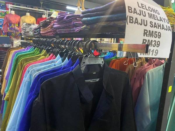 Antara koleksi baju Melayu yang dilelong oleh buktik Gomogi Premium.