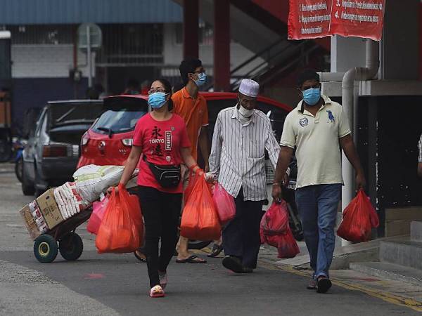 Masyarakat Negeri Sembilan mematuhi penguatkuasaan PKP yang dilaksanakan oleh kerajaan dengan membeli barangan keperluan di pasar awam ketika tinjauan sempena hari mantai menjelang Ramadan di Pasar Ampangan hari ini. Foto: Bernama