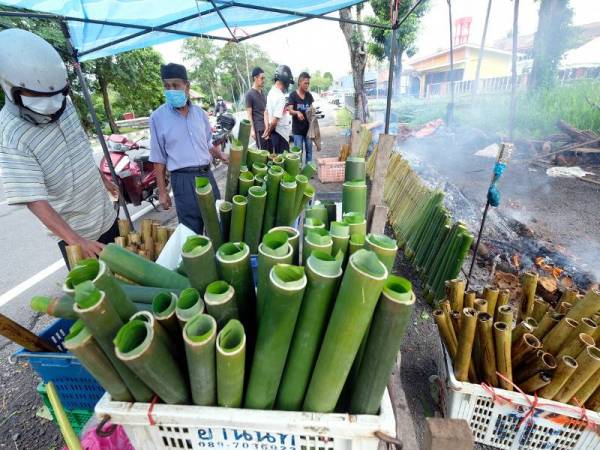Pelbagai persiapan dibuat termasuk persediaan kuih muih dan juadah hari raya seperti lemang, ketupat dan rendang bagi meraikan Aidilfitri esok.- Foto Bernama