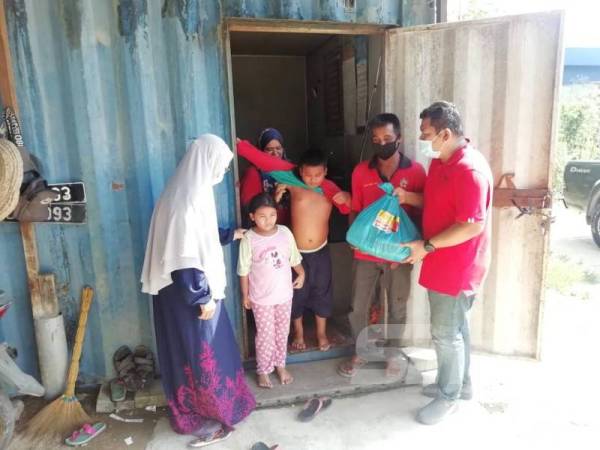 
Mohd Norhiesam (kanan) berharap dengan sumbangan barangan keperluan dan wang tunai dapat meringankan beban Mohd Sany sekeluarga.