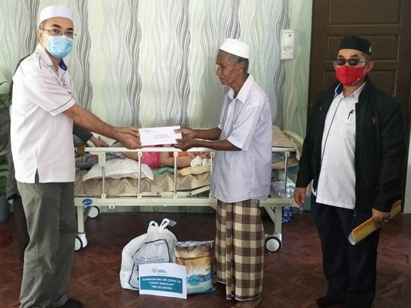 Wakil Tenaga Nasional Berhad (TNB) Kelantan menyampaikan sumbangan Wakalah Zakat TNB kepada seorang asnaf yang mempunyai anak OKU di Tunjung Kota Bharu.