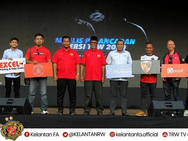 Wan Rakemi (tiga dari kiri) bersama Presiden Kafa, Wan Abdul Rahim Wan Abdullah (lima dari kanan) dan barisan penaja Kafa musim ini.