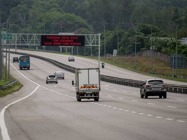 Kelihatan aliran trafik menghala ke selatan tanah air terkawal ekoran sekatan jalan raya ketika tinjauan hari ini.