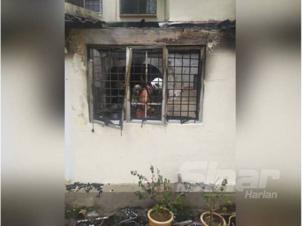 Anggota bomba membantu memadamkan kebakaran dapur di sebuah rumah teres di Bandar Sunway, petang tadi.