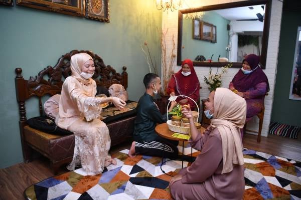 Ahli keluarga menyambut Hari Raya Aidilfitri dalam suasana norma baharu susulan Perintah Kawalan Pergerakan Bersyarat (PKPB) dan perlu mematuhi Prosedur Operasi Standard (SOP) yang digariskan. -Foto Bernama