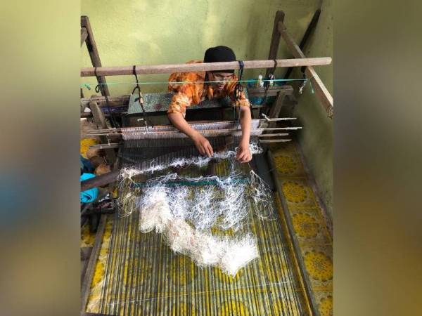 Meriam Musa, 60, amat teliti dalam menghasilkan setiap helai 'Meriam Songket' bagi memastikan kualitinya kekal terjaga.
-Foto Bernama