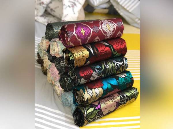 Antara koleksi samping 'Meriam Songket' yang dijual Nik Mohamad Salahudin Nik Nizam kepada peminat songket tenun. -Foto Bernama