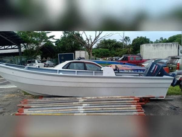 Bot yang dirampas dipercayai digunakan dua lelaki untuk menyeludup keluar dadah jenis syabu seberat 47.61kg bernilai RM1.9 juta di Teluk Sengat, Kota Tinggi, Johor, Jumaat lalu.