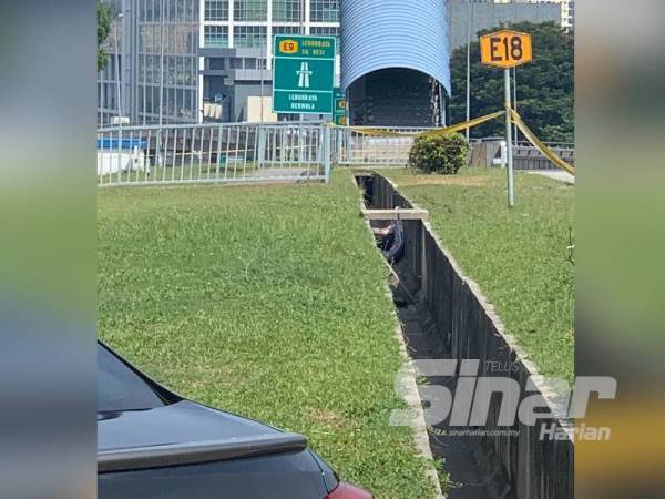 Mayat seorang gelandangan dipercayai dibunuh ditemui di perhentian bas di hadapan sebuah sekolah rendah berhampiran Lebuhraya Lingkaran Penyuraian Trafik Kajang (SILK), Seri Kembangan, Serdang, hari ini.