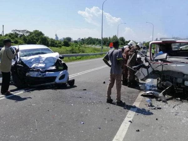 Anggota bomba mengeluarkan pemandu lori yang tersepit dalam kemalangan di Jalan Datuk Kumbar di sini tadi.