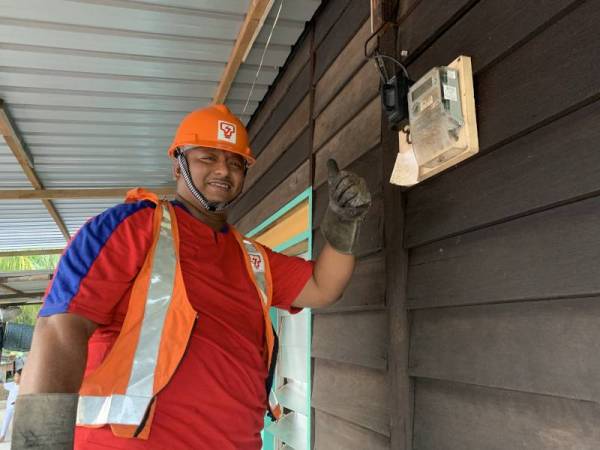 Petugas Tenaga Nasional Berhad (TNB) Batu Pahat, Mohd Hamidi Mad Tap, 44, menganggap bertugas pada 1 dan 2 Syawal adalah satu tanggungjawabnya kepada masyarakat. - Foto Bernama