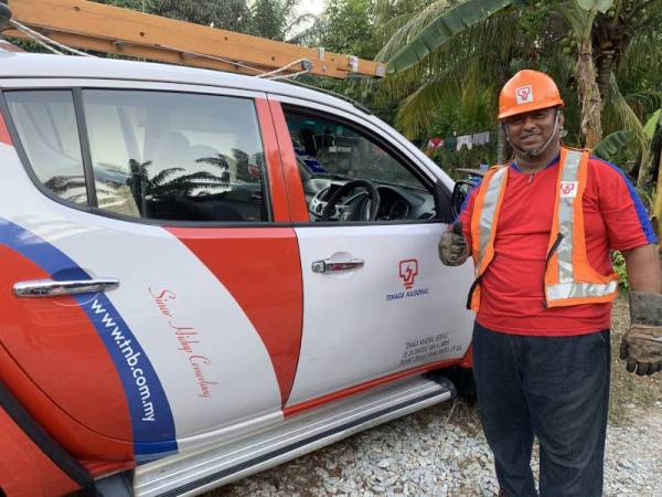 Diam tak diam telah 26 tahun bagi seorang petugas Tenaga Nasional Berhad (TNB) Batu Pahat, Mohd Hamidi Mad Tap, 44, yang bertugas pada 1 dan 2 Syawal bagi memastikan pengguna bekalan utiliti berkenaan dapat menerima bekalan elektrik tanpa gangguan. - Foto Bernama