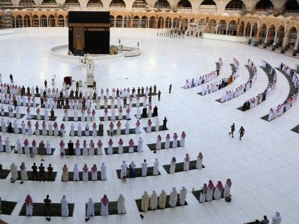 ARAB SAUDI
Para jemaah yang terdiri daripada kakitangan dan pekerja melaksanakan langkah penjarakkan sosial ketika menunaikan solat sunat Aidilfitri di hadapan Kaabah di Masjidil Haram, Makkah.